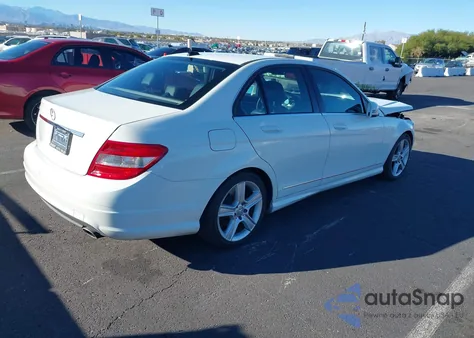 2011 Mercedes-Benz C 300 Sport z USA, uszkodzony, nr VIN WDDGF5EB4BF628654